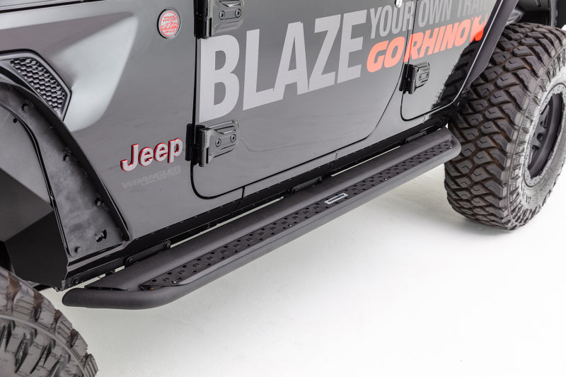 Go Rhino 18-20 Jeep Wrangler JLU Dominator Extreme DSS SideSteps Complete Kit w/SideStep + Brkts